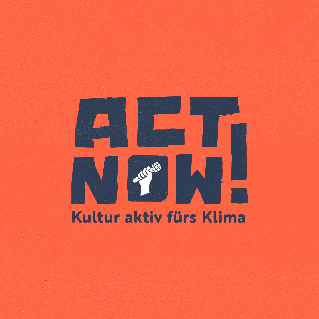 Kompakt-Logo ACT NOW! Kultur aktiv für das Klima auf rotem Grund
