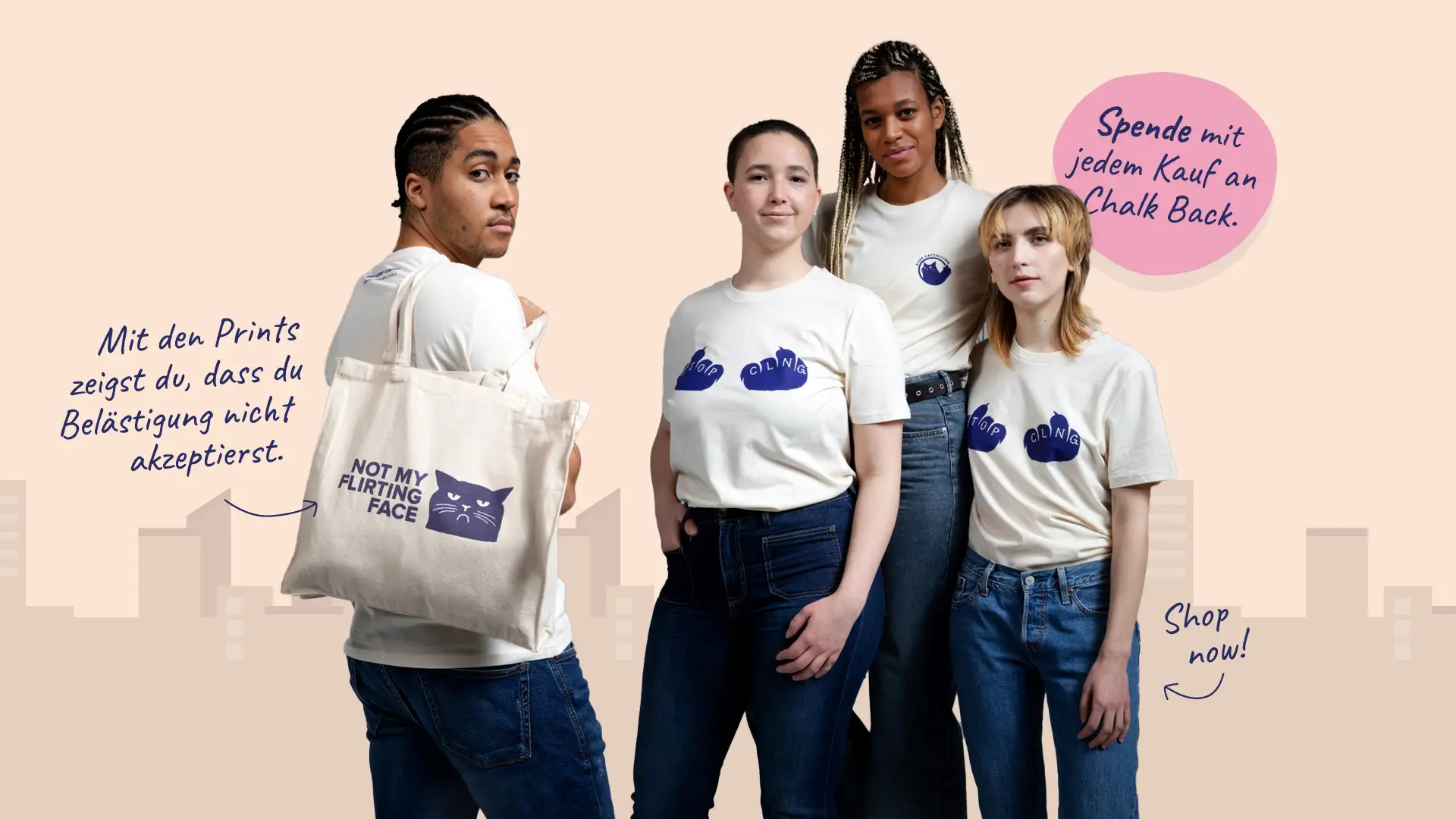 vier Personen tragen helle T-Shirts mit den Kampagnen-Motiven, eine Person trägt einen Beutel mit einem Kampagnen-Motiv über der Schulter. Auf dem Bild steht "Mit den Prints zeigst du, dass du Belästigung nicht akzeptierst."