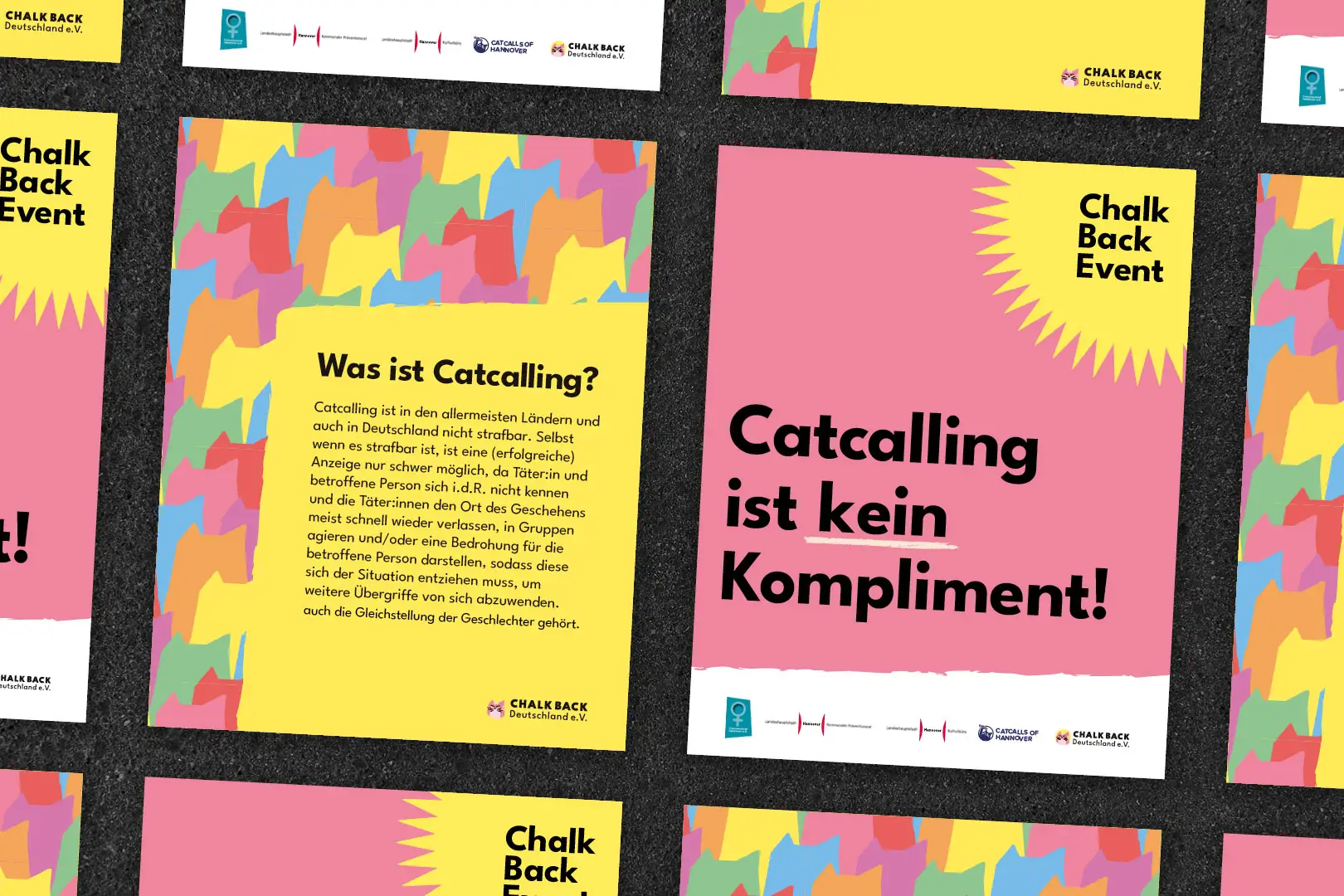 Mehrere bunte Veranstaltungsplakate mit dem Text ‚Chalk Back Event‘ und knalligen Farben, ausgelegt auf Asphalt.