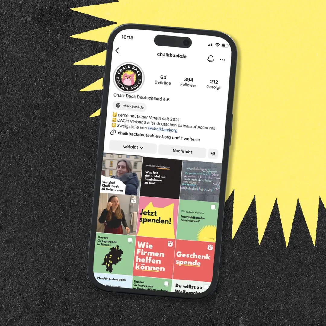 Smartphone mit geöffneter Instagram-Seite des Chalk Back Deutschland Accounts