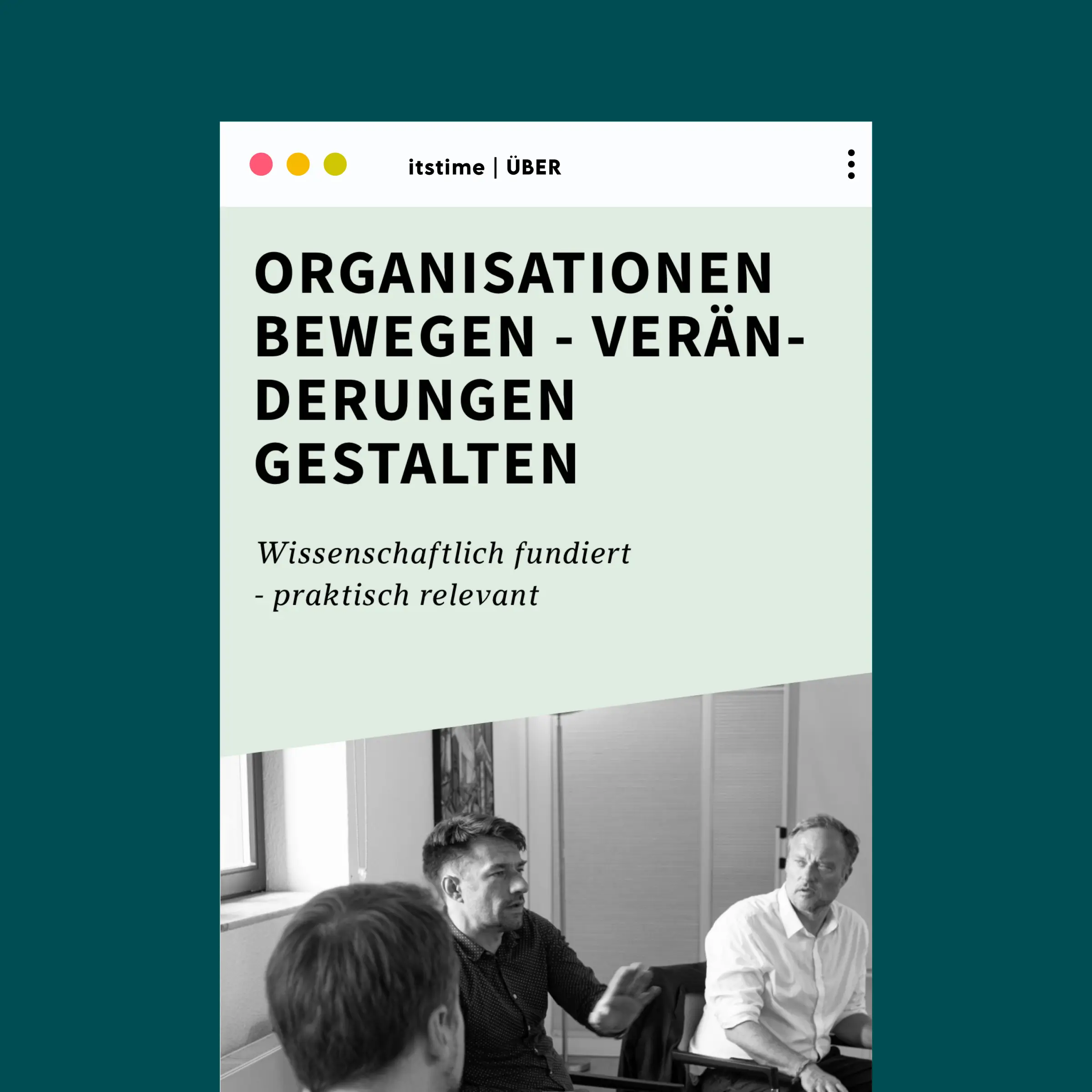 Screenshot von der itsTime Website im Handyformat. Die Headline ist Organisationen bewegen &ndash;&nbsp;Ver&auml;nderungen gestalten. Im Anschnitt ist ein Bild im Monochrom-Look, welches drei M&auml;nner zeigt, die miteinander freundlich sprechen.