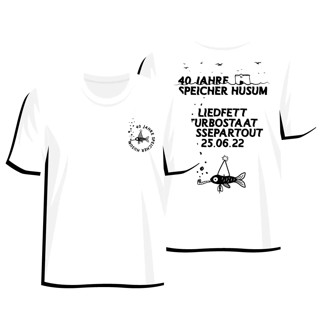 Vorder- und R&uuml;ckseite eines wei&szlig;en T-Shirts mit Jubil&auml;umsdesign: vorne kleines Logo mit Fisch, hinten gro&szlig;es Motiv mit Fisch, Eventdatum &sbquo;25.06.22&lsquo; und Bandnamen &sbquo;Liedfett, Turbostaat, Passepartout&lsquo; sowie Schriftzug &sbquo;40 Jahre Speicher Husum'